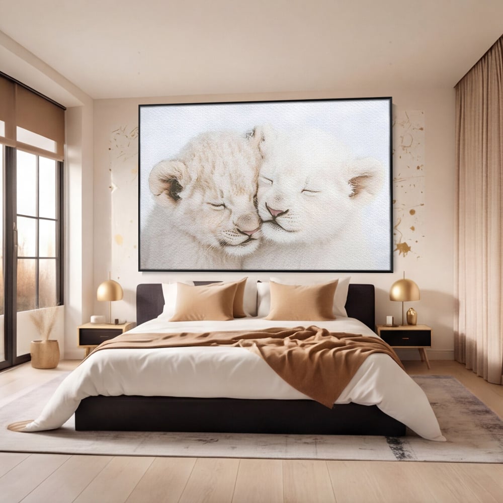 Tablou canvas cu doi pui de leu dormind imbratisati, in rama de aluminiu negru, pe perete intr-un dormitor